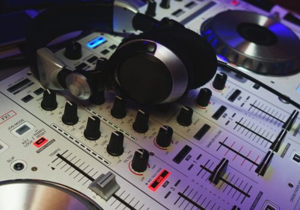 dj-mixer-in-bright-colors-disco-in-a-nightclub-2025-03-23-20-57-53-utc-scaled-r445u7b37hsjd1fwtztgp044yrqm7jw3v18fn9o2o8